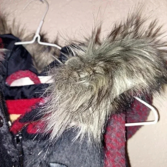 Women's Takara Red and Black Plaid vest with removable Furry hood. Size Medium - Picture 6 of 8